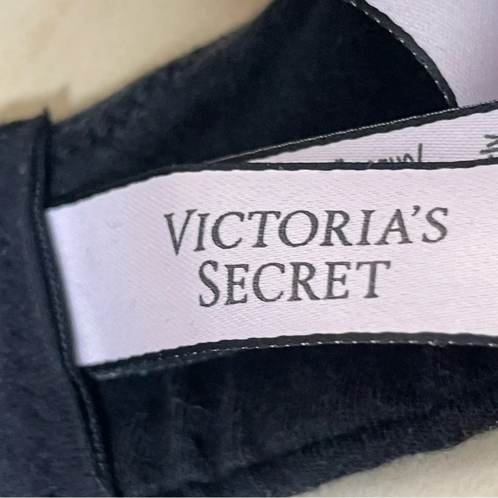 Victoria's Secret Black Smooth Padded Bra with Adjustable Straps - Picture 7 of 11